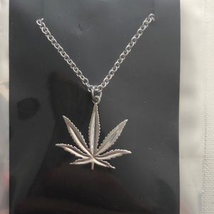 🆕 Genifer M necklace cannabis